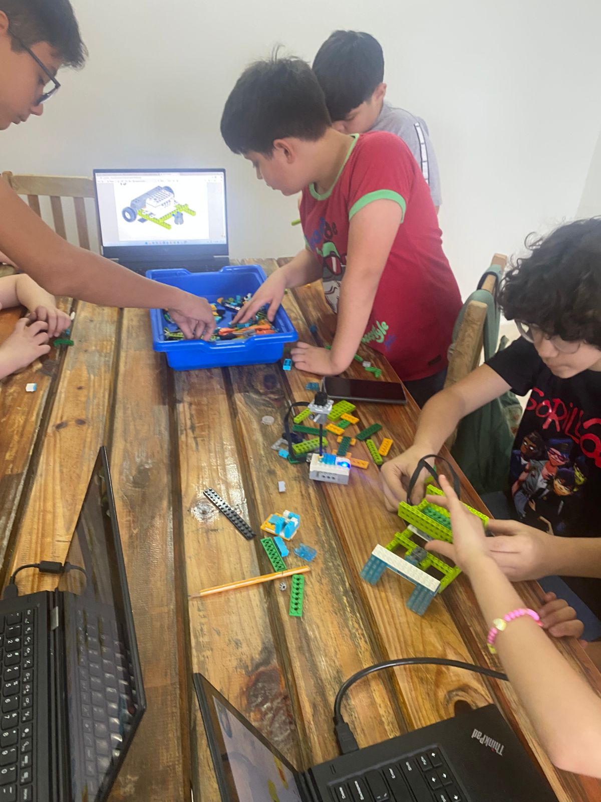 Niños trabajando en robótica educativa